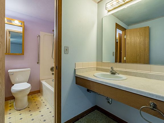 2nd image of 521 Woodlawn Ave