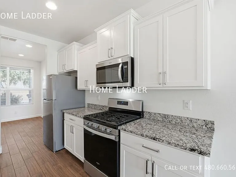 2713 N Camden Dr — Photo 10