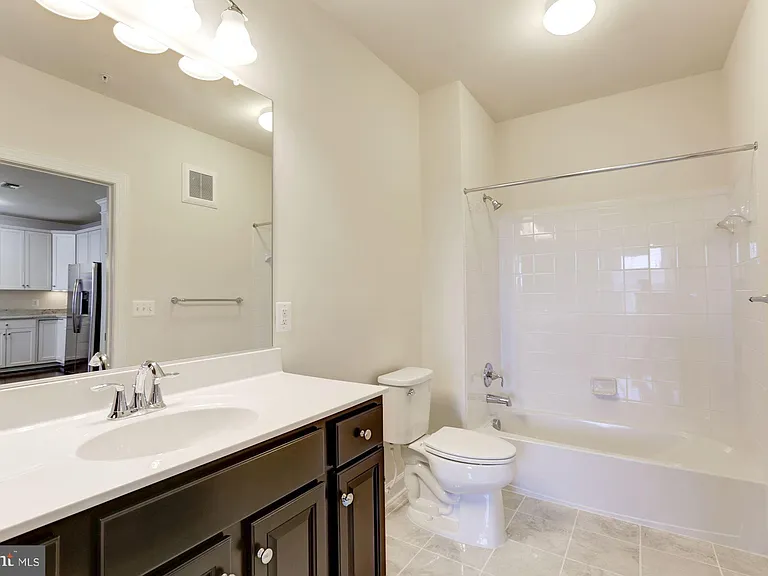 13740 Endeavour Dr #403 — Photo 19