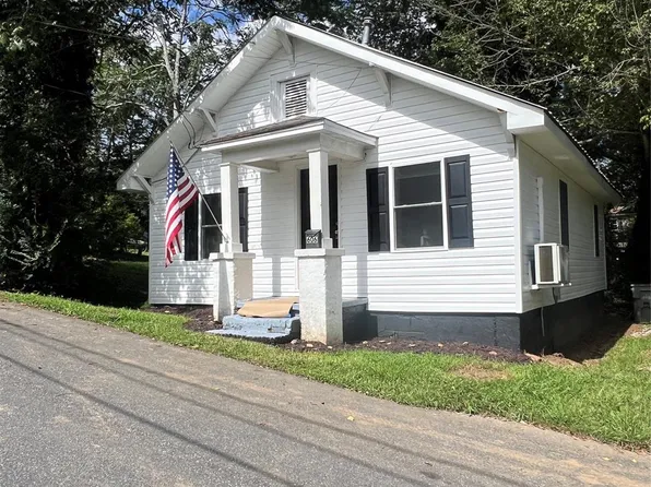 606 Center St NW, Lenoir, NC 28645