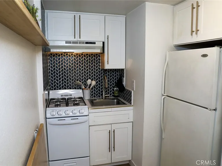 160 Avenida Florencia #B — Photo 8