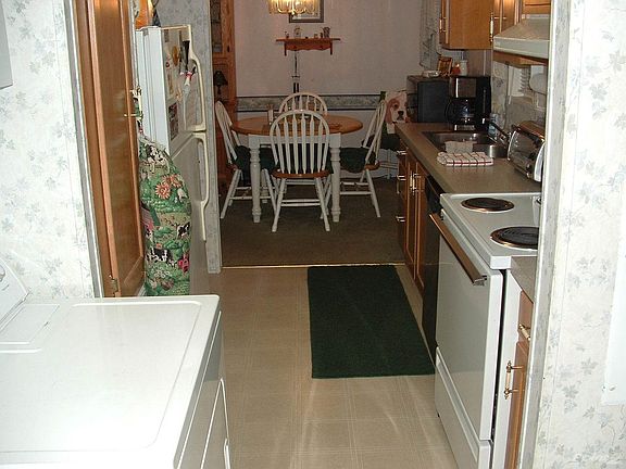 CONVENIENT GALLEY LAYOUT