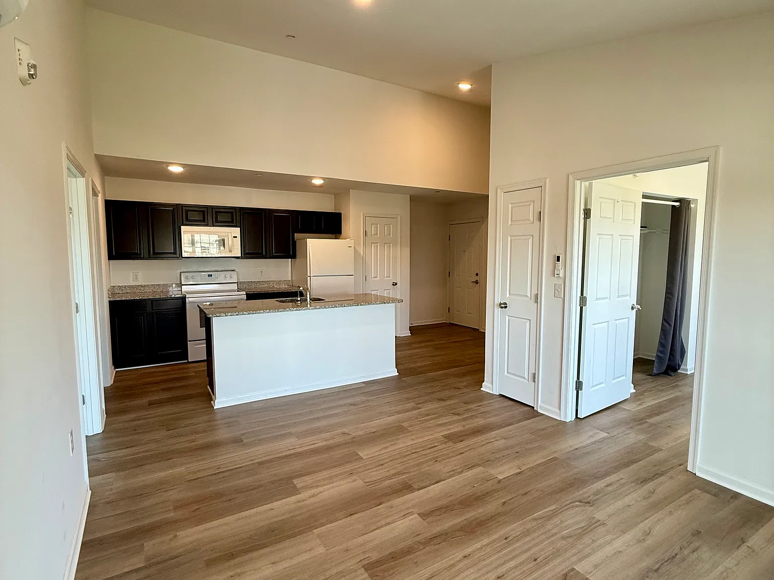 2 bed, 900 sqft, $2,200 — Photo 3