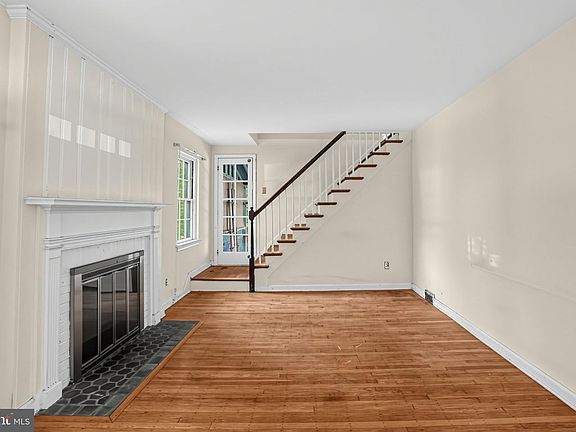 4th image of 807 Woodsdale Rd
