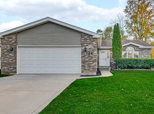 186 Cedarwood Dr, Steger, IL 60475