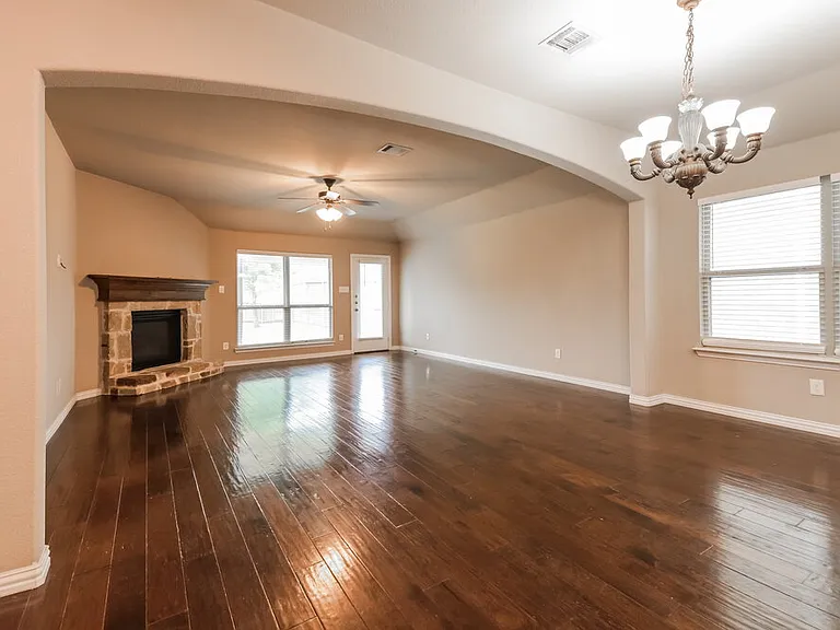 121 Pleasant Hill Ln — Photo 5