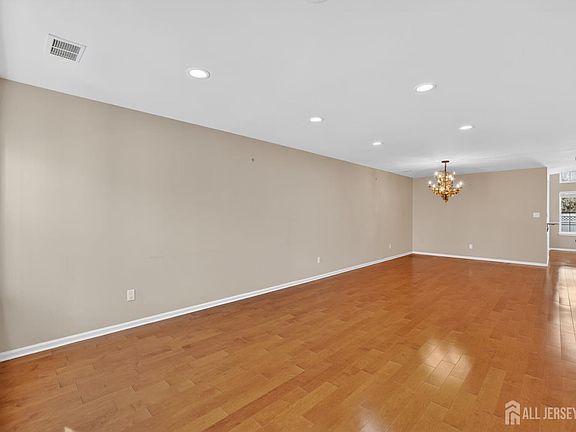 3rd image of 36 Windsong Cir