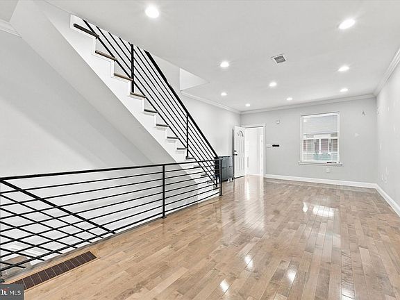 4th image of 5223 Addison St