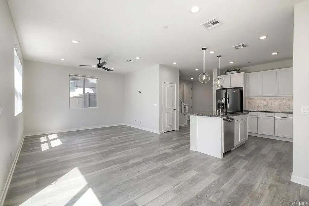 4 bed, 2157 sqft, $4,350 — Photo 3