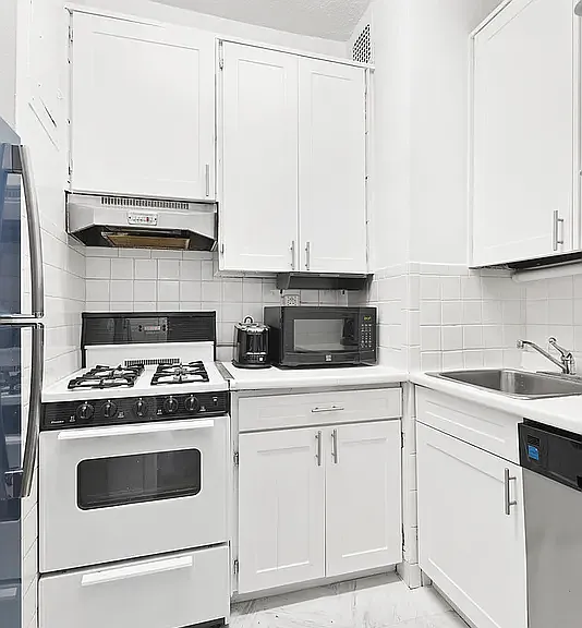 60 E 8th St #5F — Photo 4
