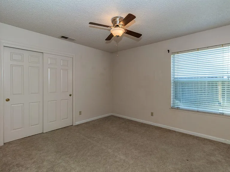 1067 E Portland Ave — Photo 15