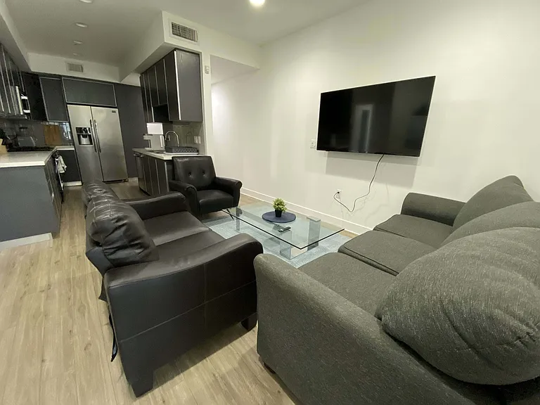 1435 N Poinsettia Pl — Photo 6