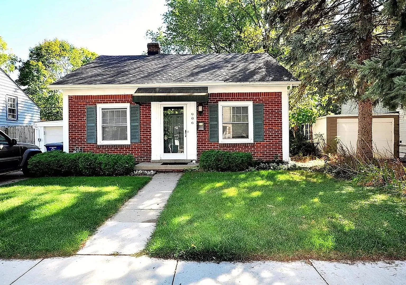 906 Sylvan — Photo 1