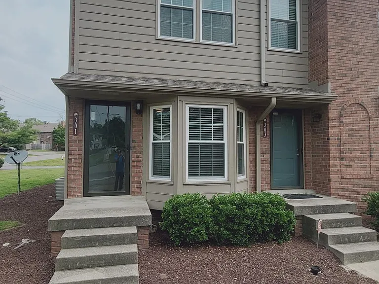 301 Hickory Pl — Photo 1