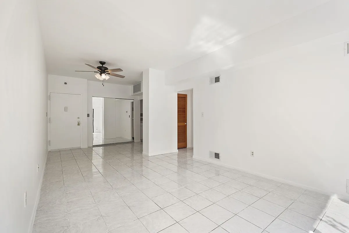 Building Photo - 318 38th St #204