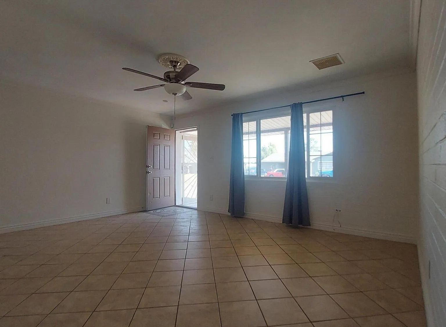 4 bed, 2.0 bath, 2418 sqft, $2,300 — Photo 4