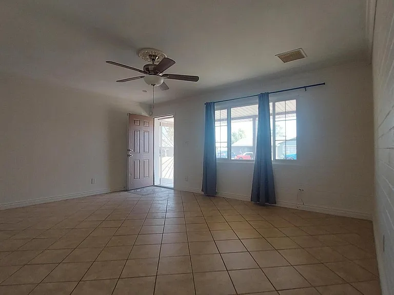 2448 W Freeway Ln — Photo 4