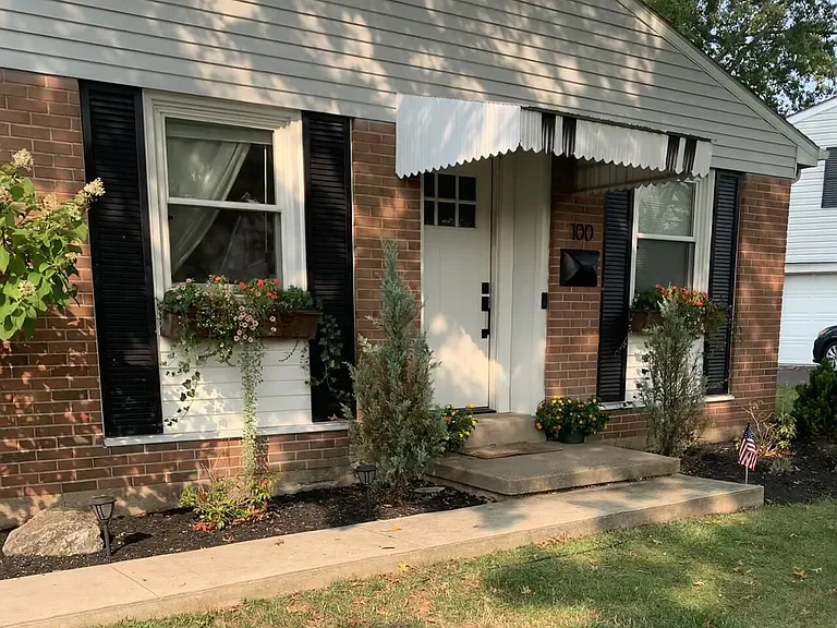 Maplewood Dr — Photo 1