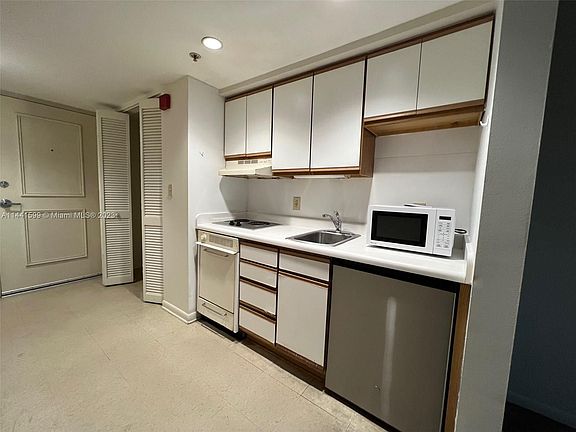 3rd image of 5719 Sunset Dr #5719