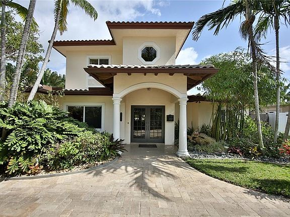 2nd image of 1711 NE Poinsettia Drive