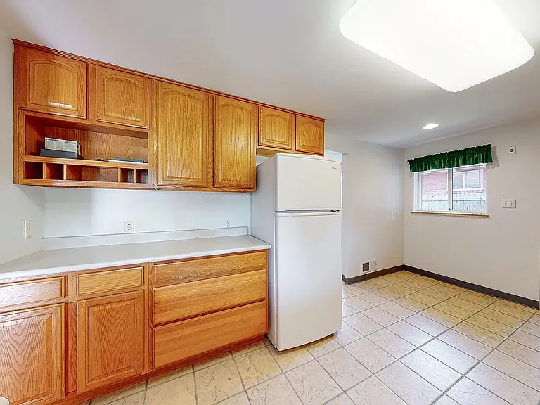 160 S Holly St — Photo 15