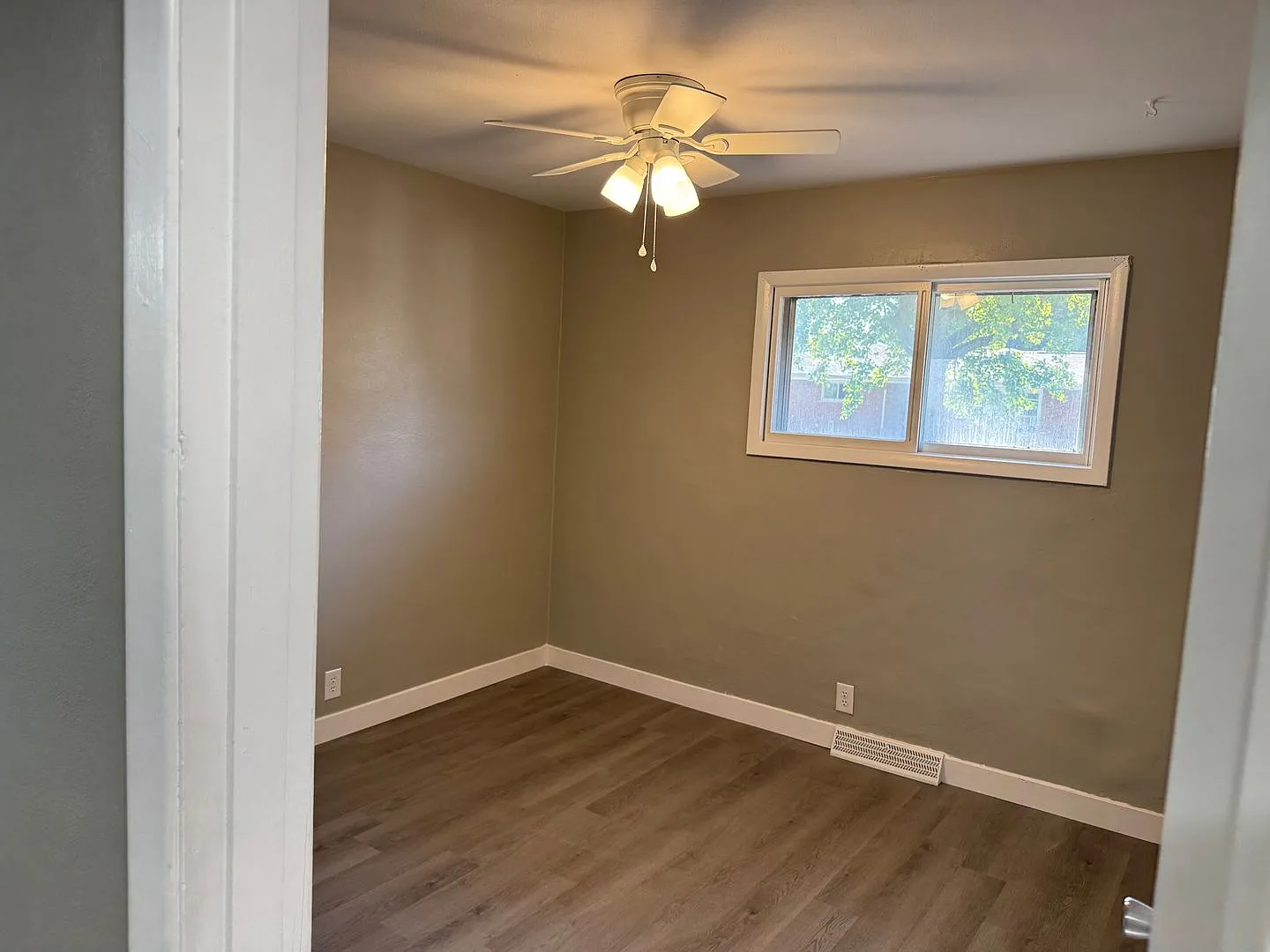 3br 1bthr 1cr garage fenced in back yard — Photo 3