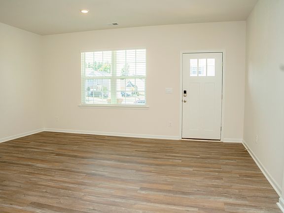 4th image of 217 Giant Oak Ave