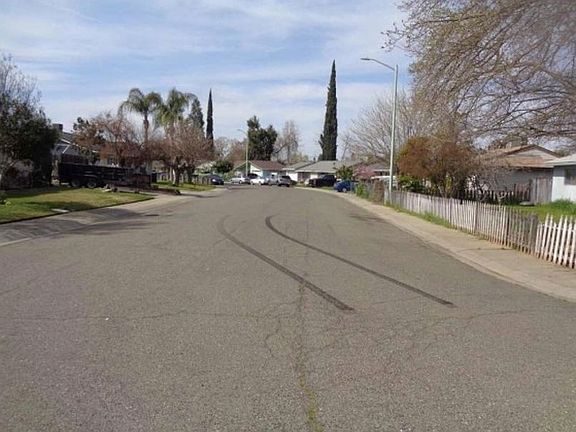 Exterior Neighborhood (street photo)