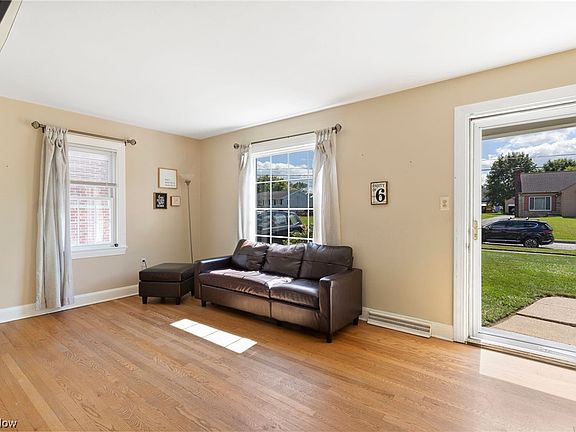 4th image of 52 Aylesboro Ave