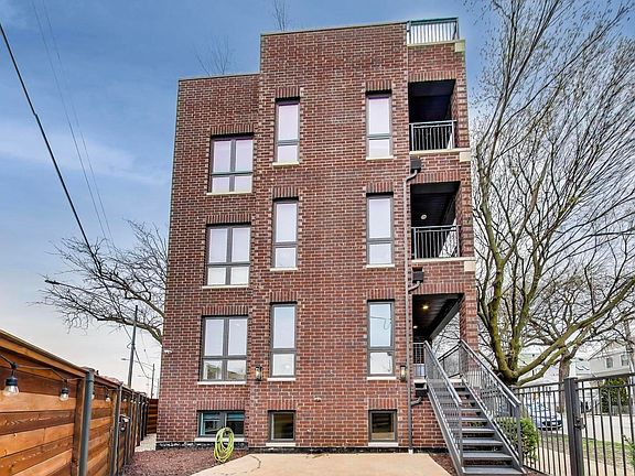 4th image of 3012 N Leavitt St #1