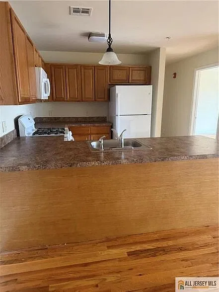 2 bed, $2,400 — Photo 4