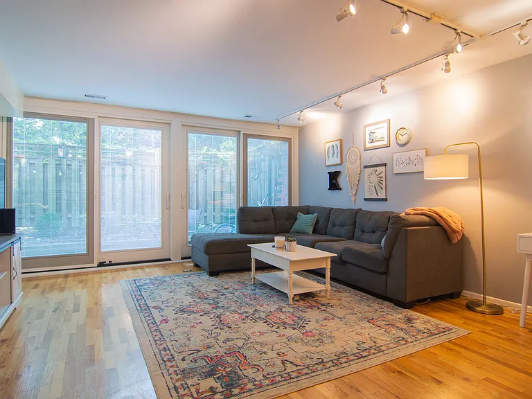 1221 N La Salle Dr — Photo 2