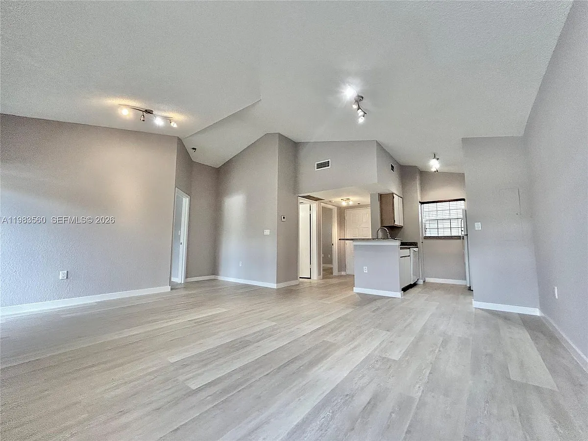 Building Photo - 2811 N Oakland Forest Dr #306
