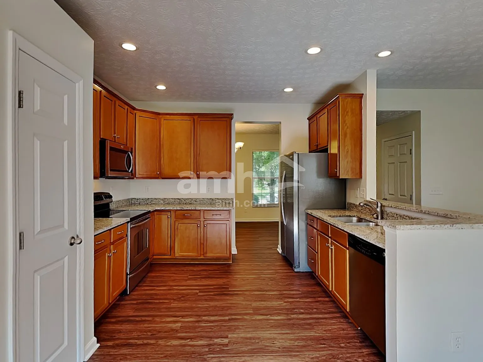 3 bed, 2.5 bath, 1894 sqft, $2,615 — Photo 3