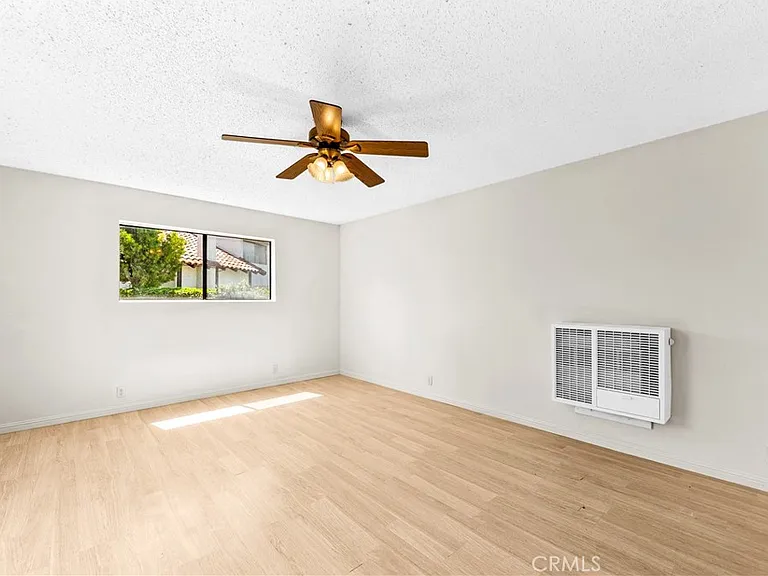 1407 Lakeside Ln — Photo 57