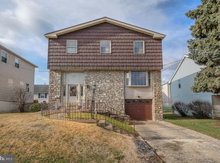 1860 Greymont St, Philadelphia, PA 19116