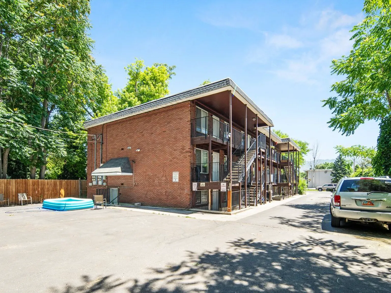 Roberta Street Apartments — Photo 2