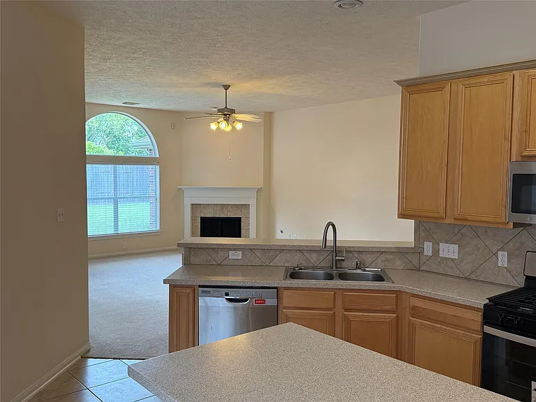 10727 Gilford Crest Dr — Photo 7