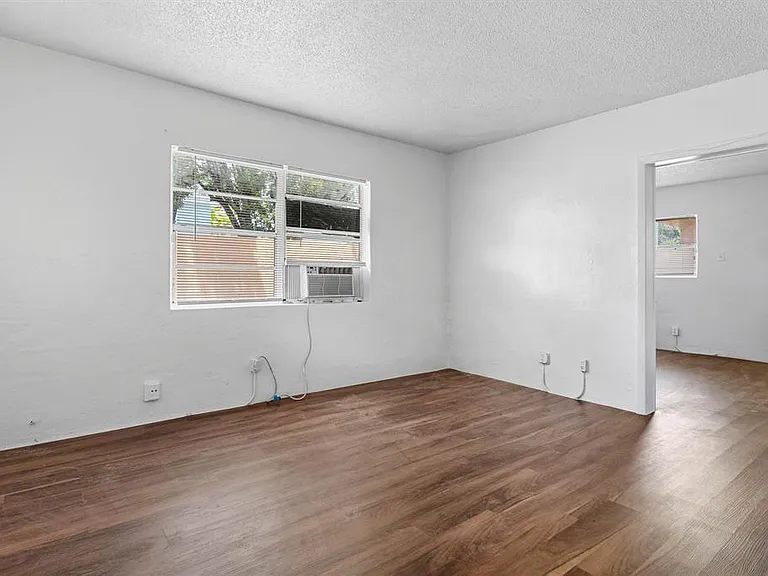 271 SW 1st St #1-4 — Photo 3