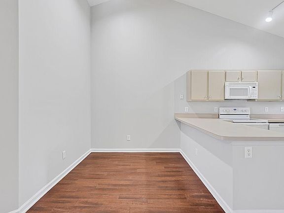 2nd image of 3925 Spicetree Dr
