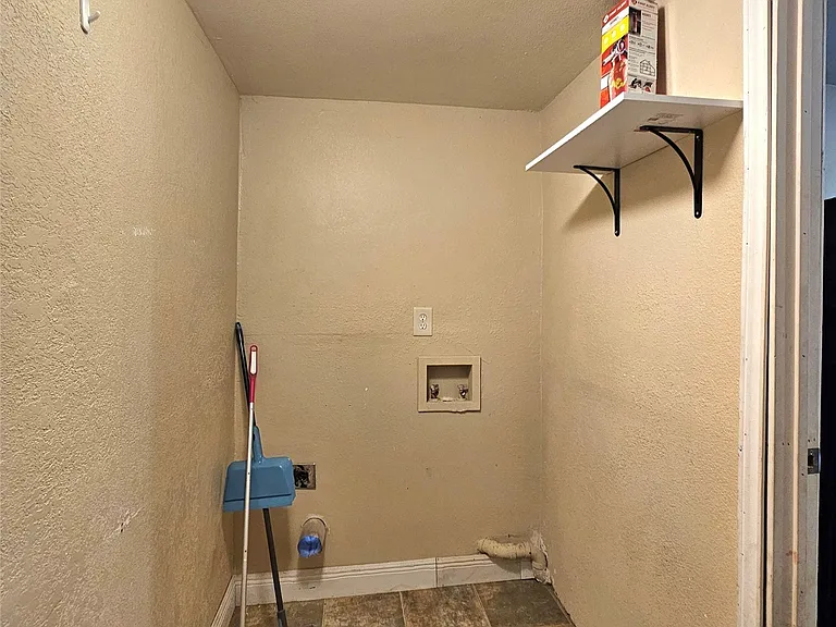 2040 E Woodrow Ct — Photo 4