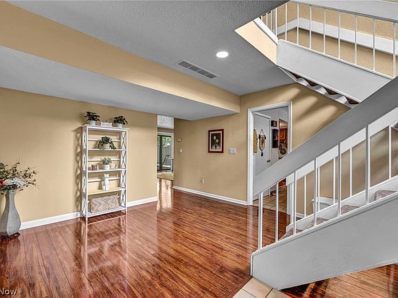 5th image of 410 Willow Cir #29