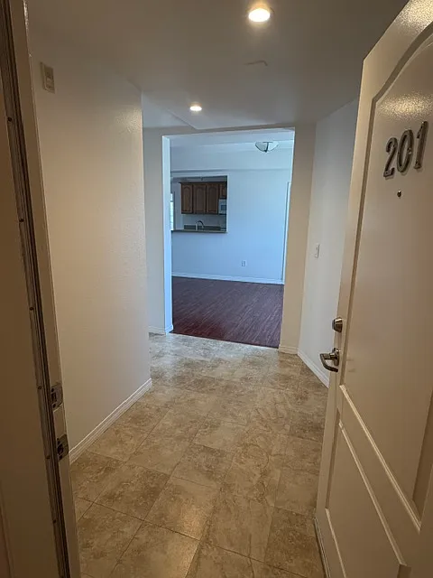 2 bed, 1100 sqft, $3,295 — Photo 2