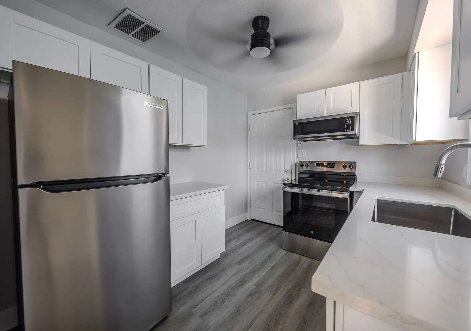 Oversized 800 SQ FT Boutique 1-Bed | Utilities Included | Steps to Main Street — Photo 3