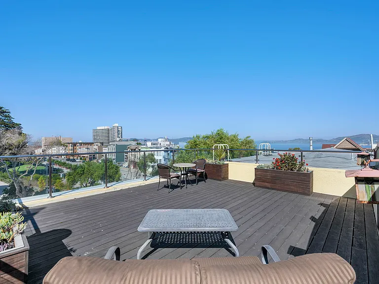 2552 Hyde St — Photo 2