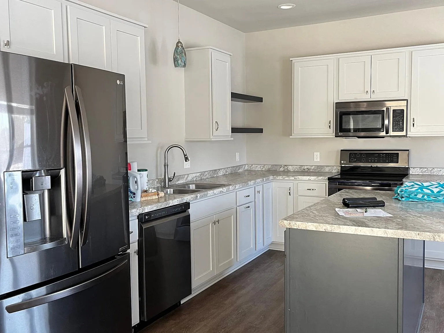 3 bed, 1883 sqft, $1,950 — Photo 2
