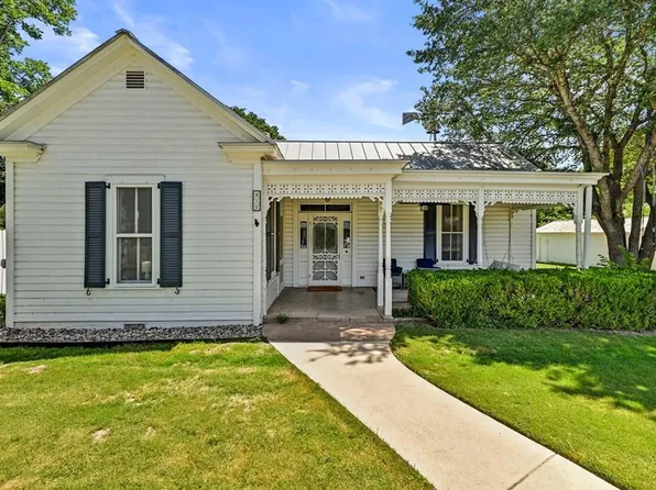 410 E Schubert St, Fredericksburg, TX 78624