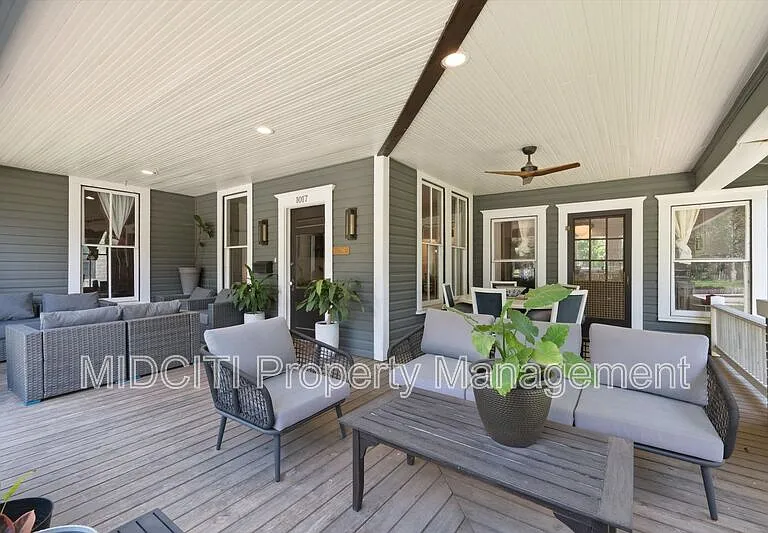 1017 W Hopkins St — Photo 3