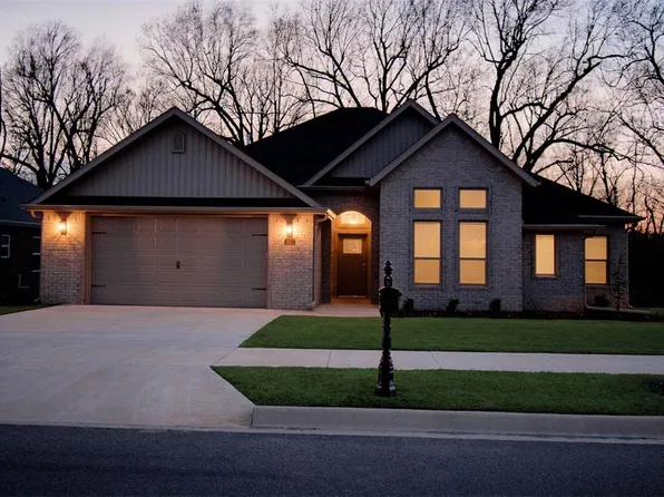 1521 N Quincy Ave, Fayetteville, AR 72704