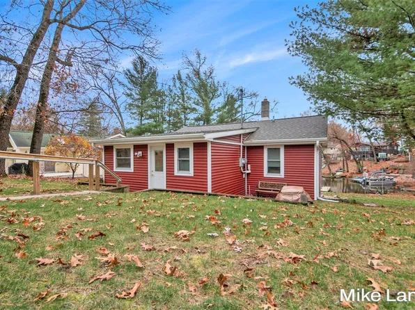 1944 E Woodward Dr, Newaygo, MI 49337